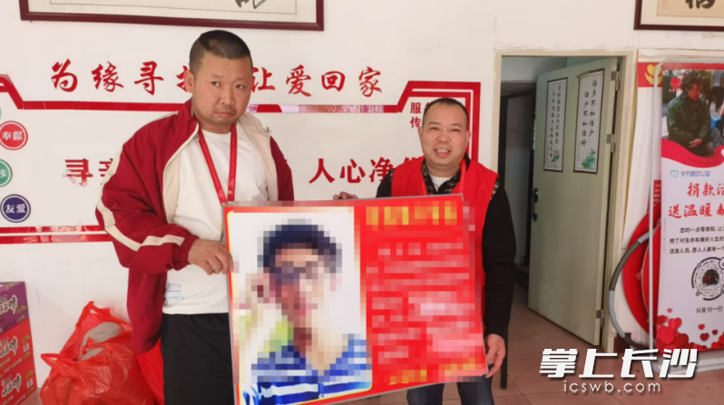 唐美平（右）与辉辉（左）在一起。均为受访者供图