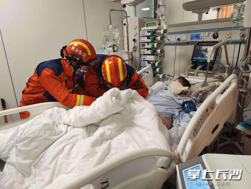 消防人员在重症监护室帮助患病老人取下手镯。长沙晚报通讯员 徐秋华 摄
