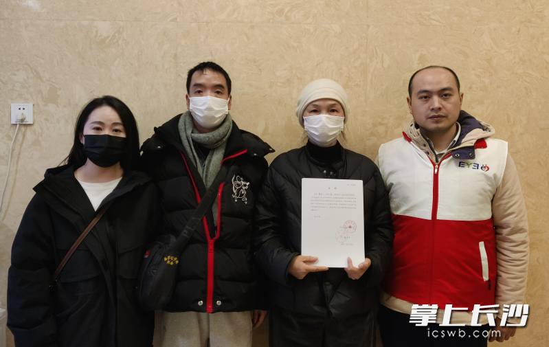 家人帮周五一完成捐献角膜及遗体的遗愿。均为长沙晚报通讯员 杨丽红 潘爱华 供图