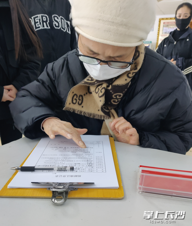 周五一家人在捐献确认表上签字。