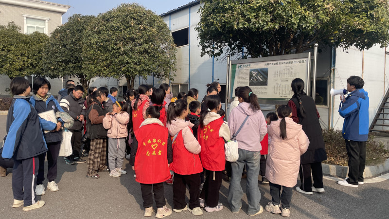 孩子们在浏阳经开区一家企业聆听志愿者介绍环保企业的相关情况。均为长沙晚报通讯员郭潇怡 宗泽慧供图