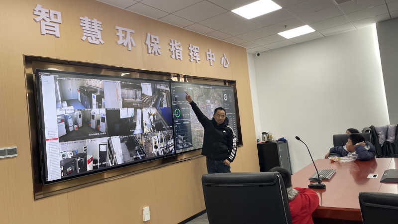 浏阳市经开区智慧环保指挥中心工作人员给孩子们讲述垃圾分类等环保知识。