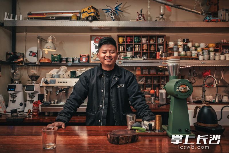 这处由废弃保安亭改造而成的咖啡馆已成社交媒体上的热门打卡点。 均为 全媒体记者 陈飞 摄