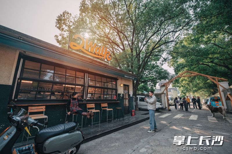 年轻人在2walk咖啡馆打卡拍照。