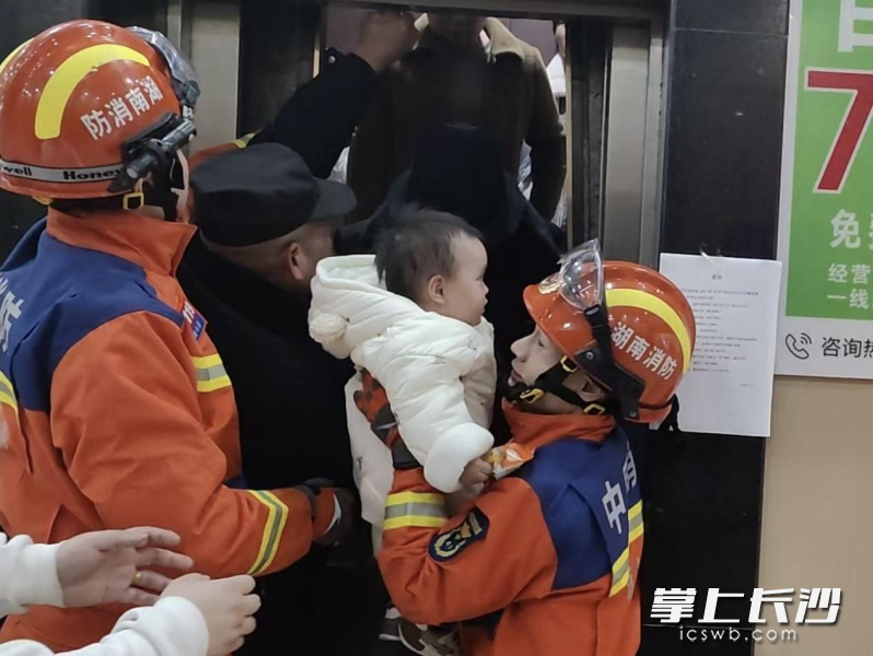 消防员将电梯内被困人员成功救出。长沙晚报通讯员 徐秋华 摄