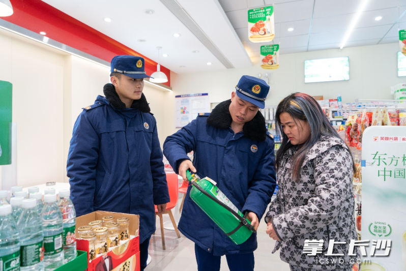 长沙经开消防防火监督员向商户普及消防知识。长沙晚报通讯员 张佳欣 摄