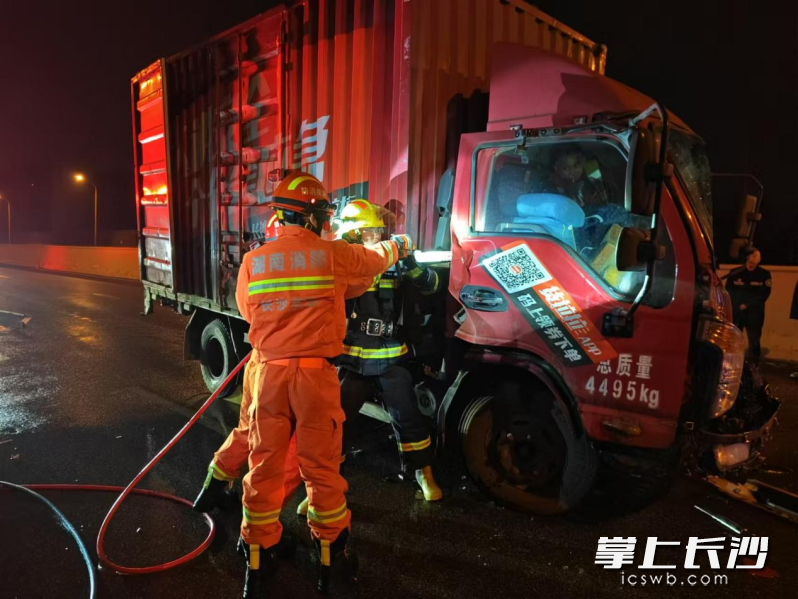 消防救援人员紧急营救被困司机。均为长沙晚报通讯员 莫朵 摄