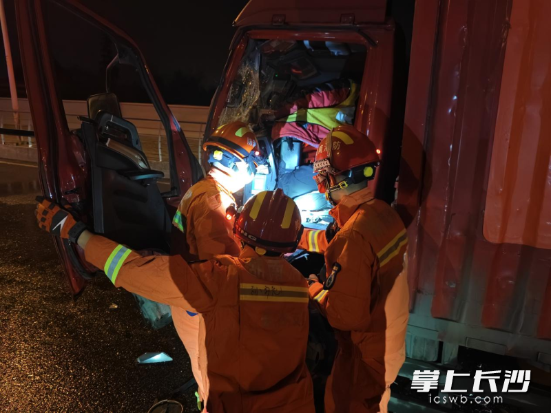 消防救援人员破拆营救被困司机。