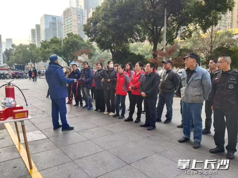 开福消防向社区居民开展消防知识培训。长沙晚报通讯员 孟刘辉 摄