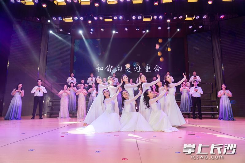 师生们通过一个个节目展示望城教育2024年的精彩“成绩单”。均为长沙晚报通讯员 肖奥 供图