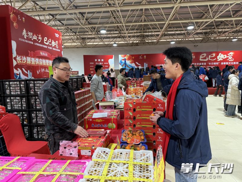 山河智能员工正在选购水果年货。