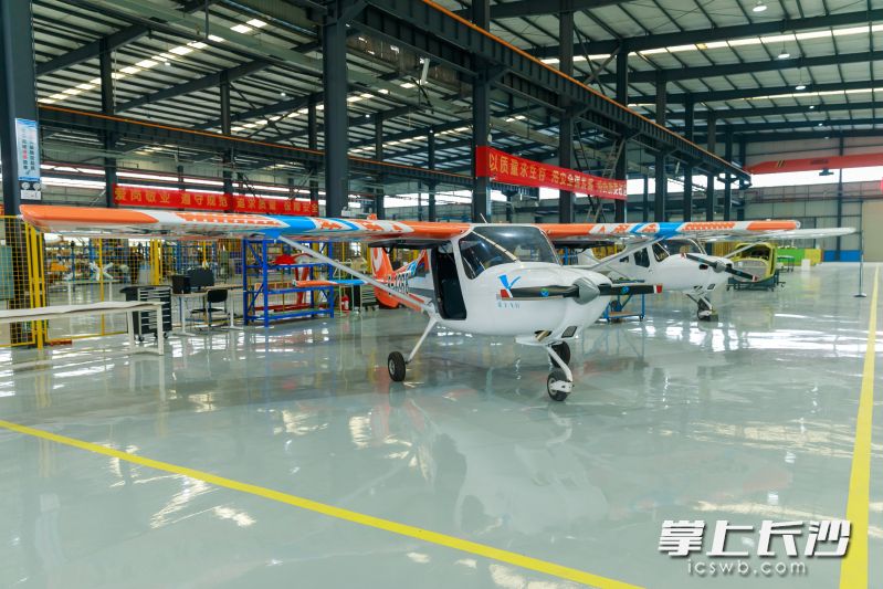 东吉龙厂区内停放的固定翼小型飞机。