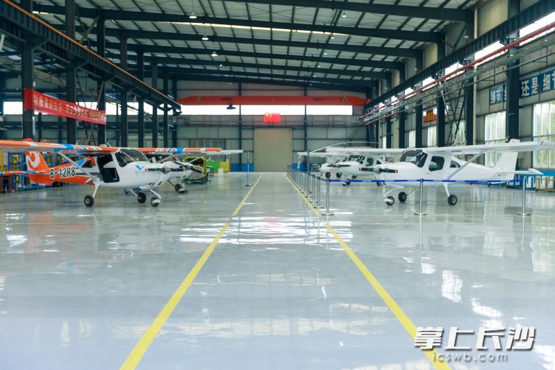 东吉龙厂区内停放的固定翼小型飞机。均为长沙晚报通讯员 谭园 摄
