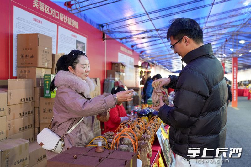 商户们热情洋溢地向大家推介家乡特产。均为长沙晚报全媒体记者 郭雨滴 摄