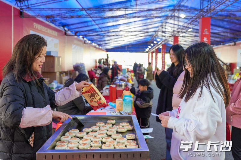 现场制作的龙山美食吸引了不少市民购买。