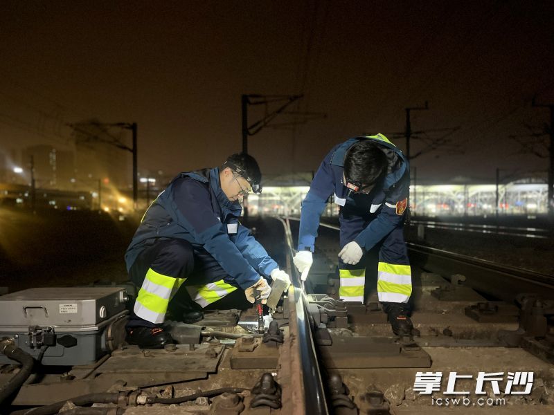 岳钦松（右）和刘祎调整道岔密贴。均为全媒体记者 吴鑫矾 通讯员 阳云志 摄