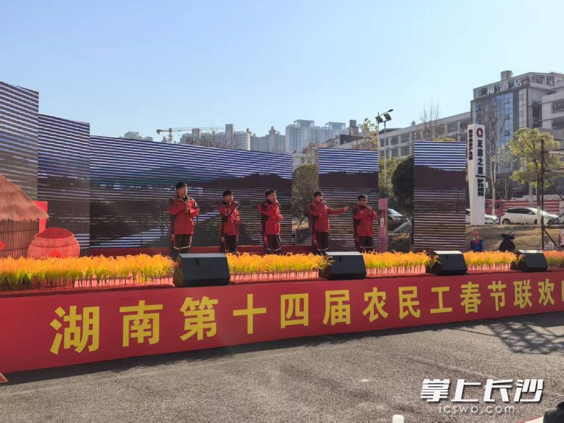 快递小哥在唱歌。均为长沙晚报全媒体记者 朱华 摄