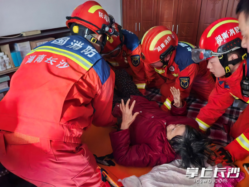 消防员将摔伤老人转运送医。长沙晚报通讯员 杨振宇 摄