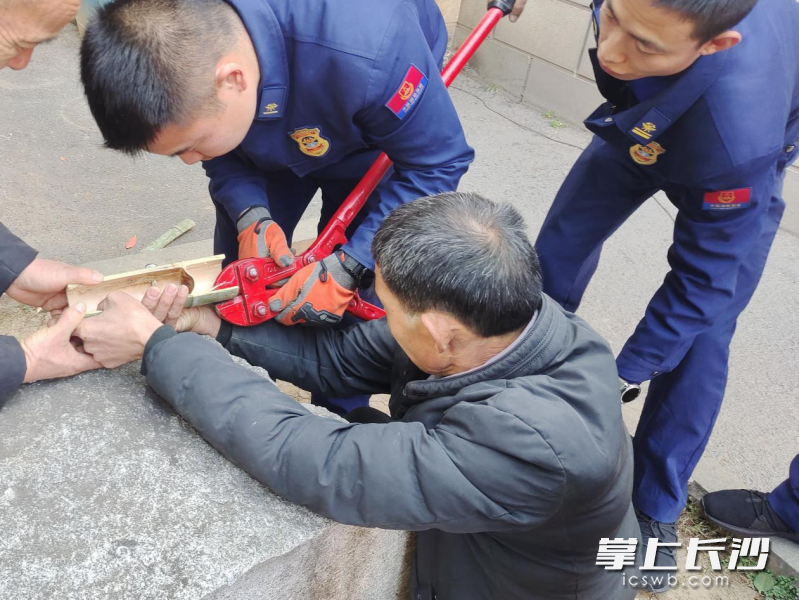 老人手部被竹子和钉子刺穿，消防员及时给予救助。 长沙晚报通讯员 潘伟强 摄