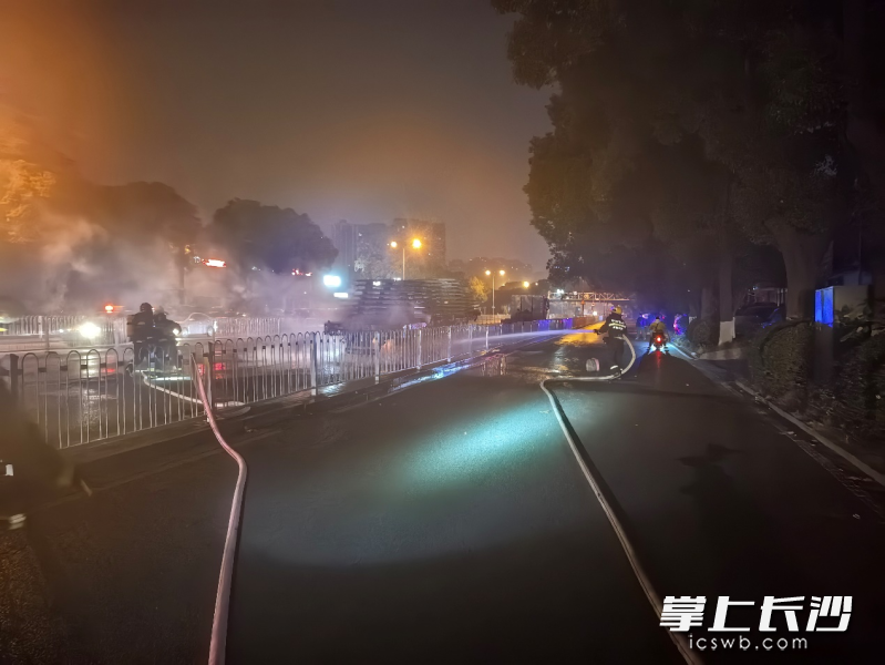 消防员正在给半挂车灭火。 长沙晚报通讯员 杨振宇 摄