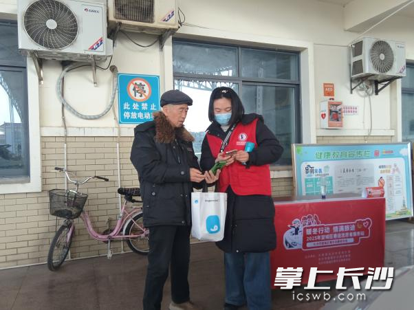 一名青年志愿者为乘客提供帮助。