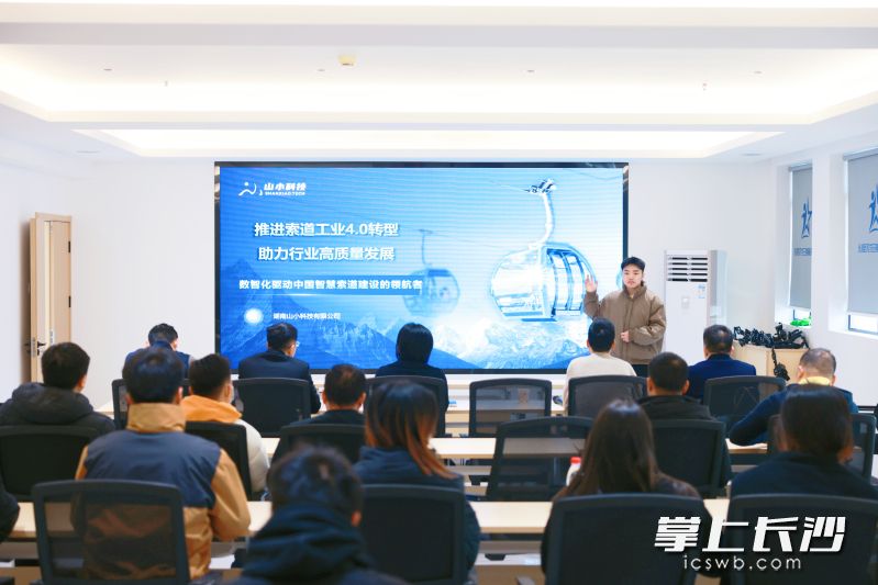 一名创新创业代表在进行项目路演。