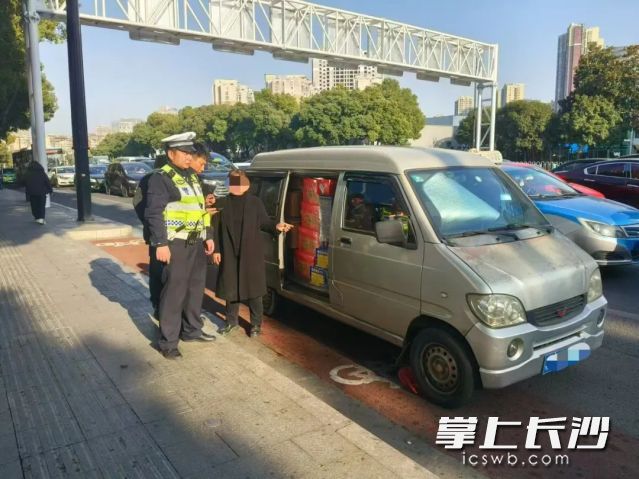 一辆装满烟花爆竹的面包车并未取得烟花爆竹运输许可资质，属于非法运输。长沙晚报通讯员 李文供图