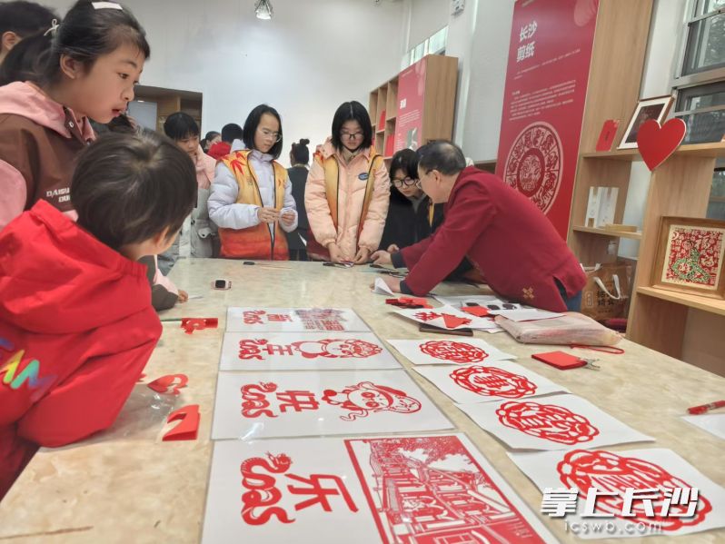 非遗剪纸。  均为长沙晚报全媒体记者宁莎鸥摄
