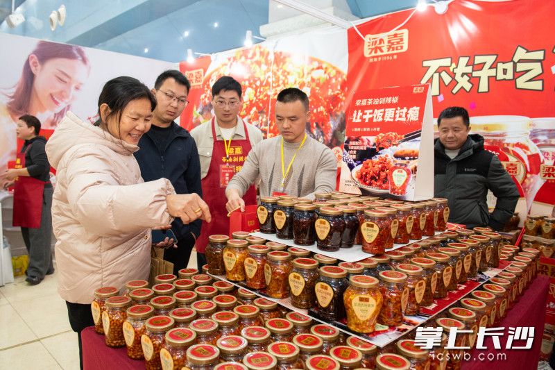 市民在2025年举行的首届活动上挑选特色产品。 均为长沙晚报全媒体记者黄启晴 实习生 苏昱 苏炯睿摄