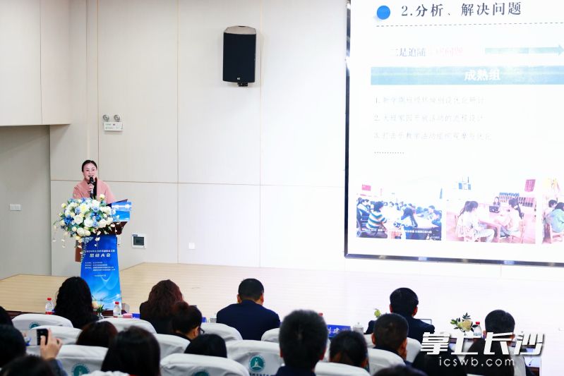 一位幼儿园负责人正在分享经验。 一位幼儿园负责人正在分享经验。