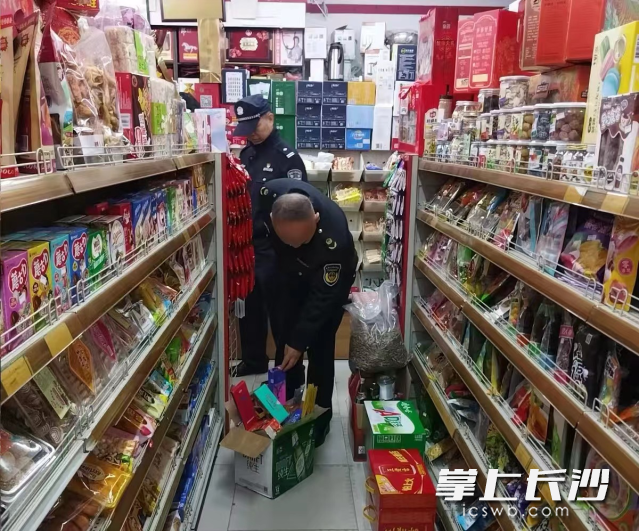 行动中对辖区门店进行安全巡查。