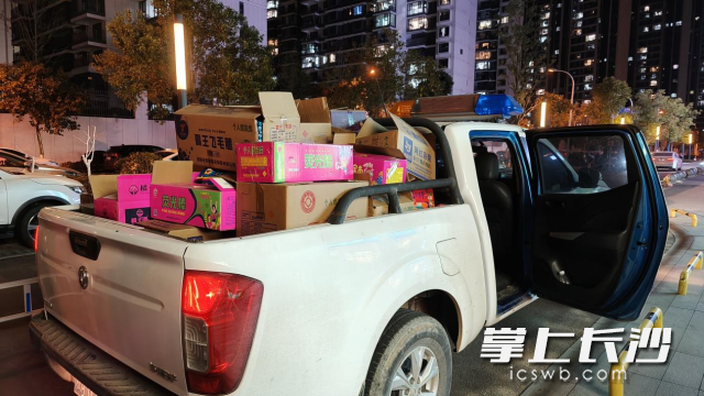 工作人员深入辖区开展烟花爆竹“打非治违”夜查行动。均为长沙晚报通讯员 向玲娅供图