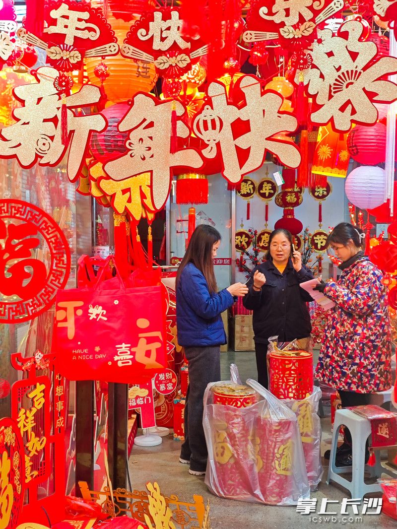 高桥市场年货销售火热。均为长沙晚报全媒体记者 董阳 摄