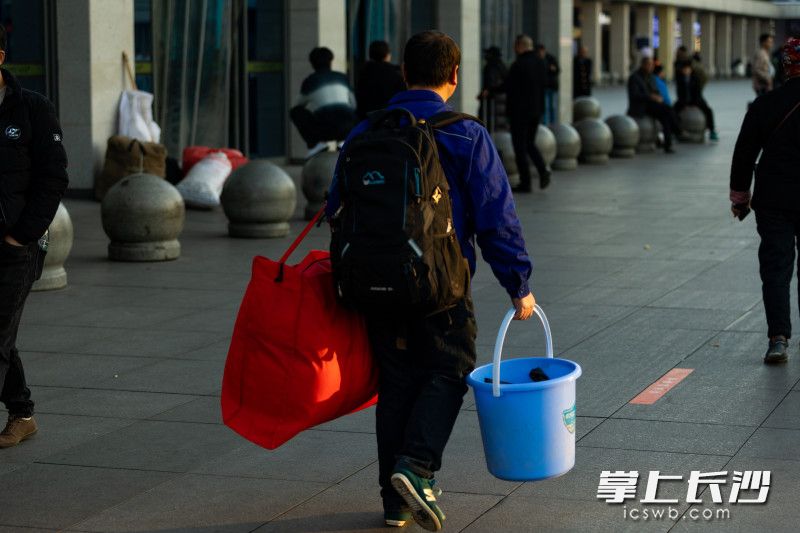 长沙火车站，一男子带行李赶路。均为长沙晚报全媒体记者 董阳 摄