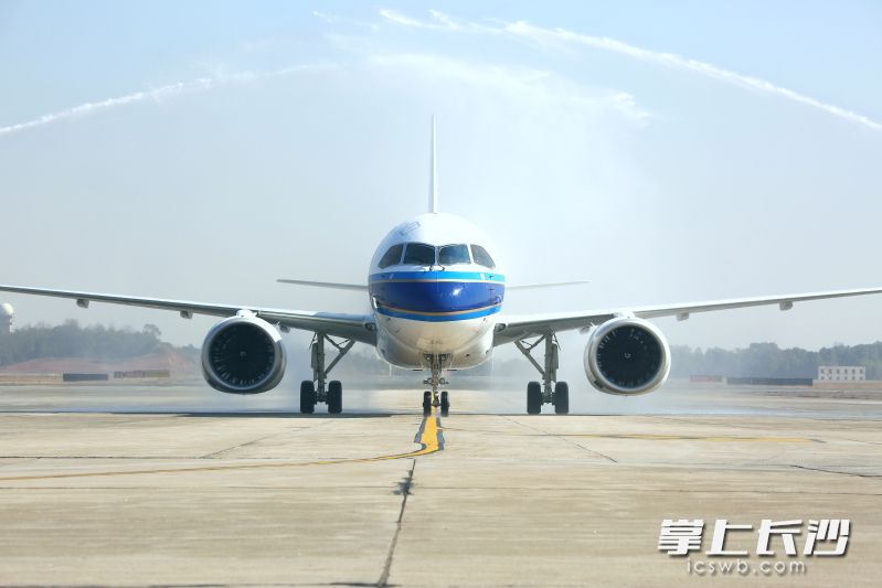 17日，搭载着147名旅客的广州-长沙航班CZ3380顺利落地，长沙机场成为国产大飞机的又一通航机场。  均为通讯员供图