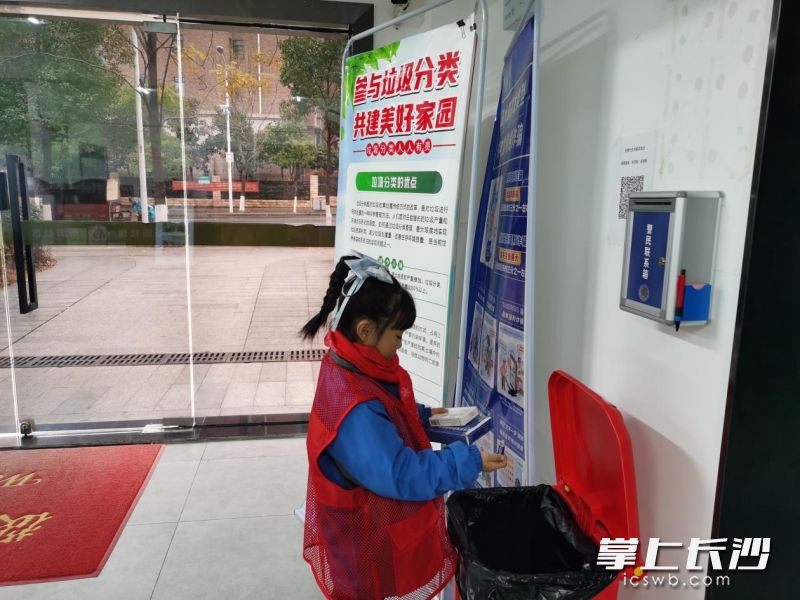 将家中过期药品投入社区有害垃圾临时存储点。