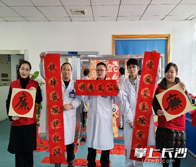 以“廉”写联，以联倡“廉”，“廉”润医心。