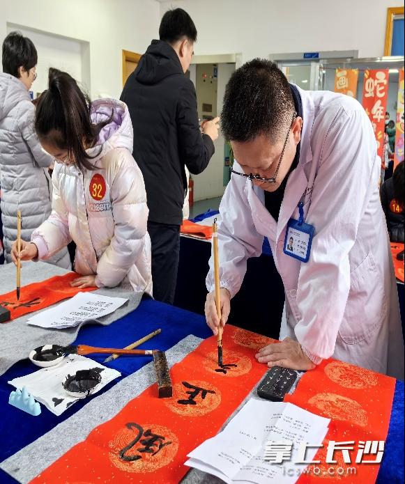 长沙市中心医院纪委委员及医院书法爱好者挥毫泼墨，围绕“廉洁”内容，尽情书写辞旧迎新的新春对联。均为通讯员供图