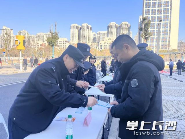 星沙街道举办2025年城市风险防控暨春节安全集中宣传活动启动仪式。长沙晚报通讯员 刘勇供图