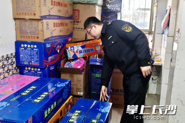 胡某从浏阳批发采购烟花，储存在长沙县的出租房内。