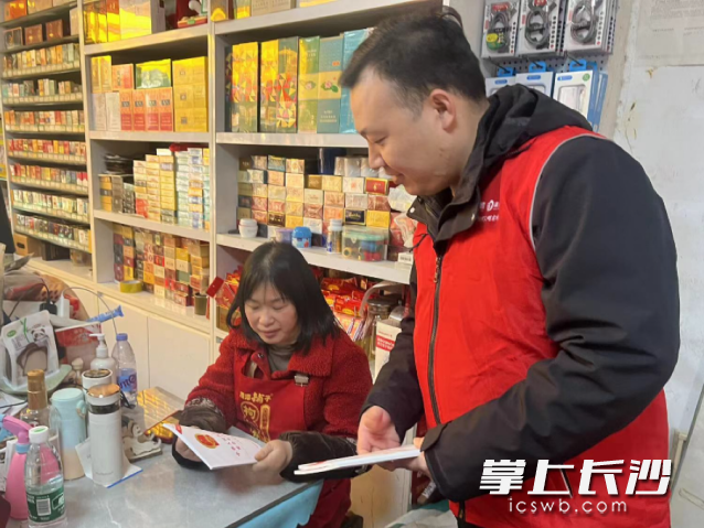 针对小区内小超市等门店违规销售烟花爆竹现象开展专项劝导行动。长沙晚报通讯员 宋进源供图