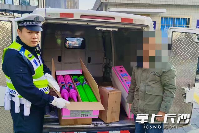 车内发现2盒加特林烟花爆竹。均为长沙晚报通讯员 李文供图