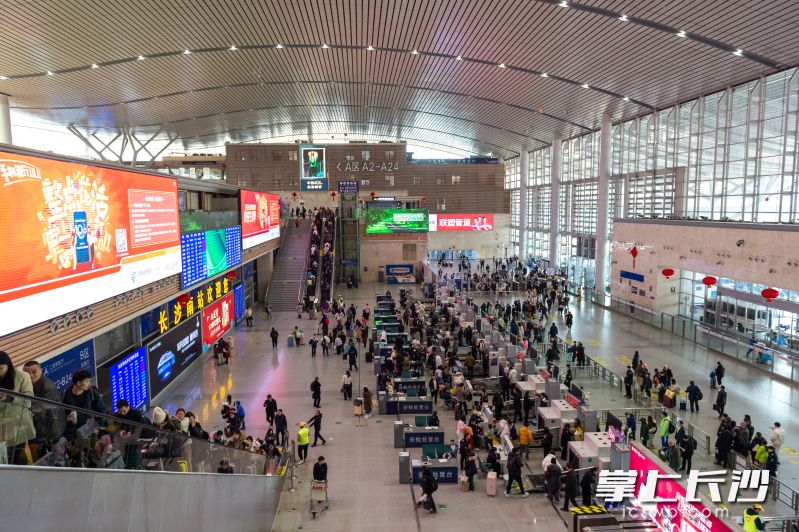 18日，湖南铁路迎来节前客流高峰。 通讯员 陈俊彦 摄