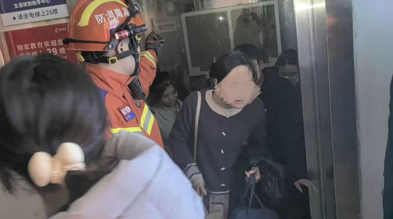 经过消防救援人员的努力，电梯内被困人员被成功救出。 长沙晚报通讯员 杨振宇 摄 