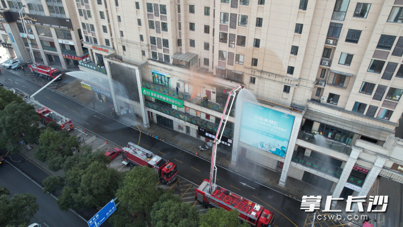 长沙经开消防日前举行了一场超高层灭火救援实战拉动演练，不断提升消防救援人员灭火救援能力。 均为 长沙晚报通讯员 张佳欣 摄