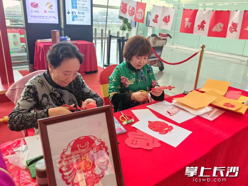 “我们的节日·欢乐中国年”2025文艺进机场活动在长沙黄花国际机场T2航站启动。   均为长沙晚报全媒体记者彭放摄