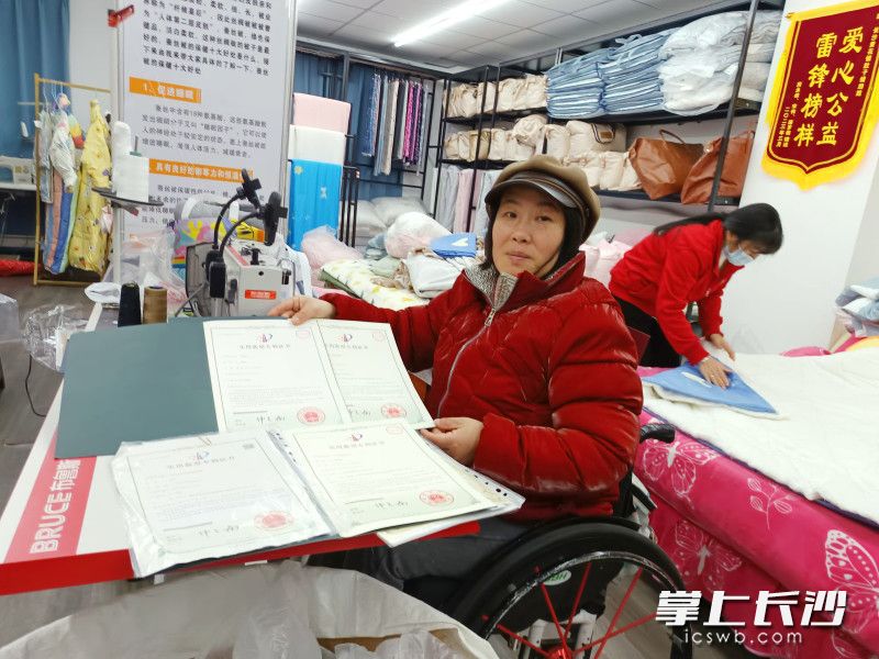 唐漫霞向记者展示专利证书。