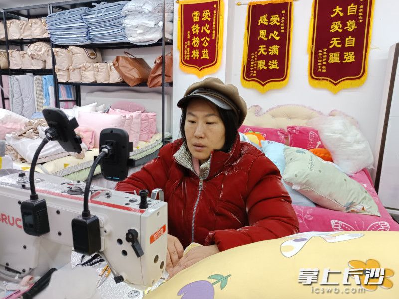 肚子缝纫姐唐漫霞正在缝纫机上忙碌。长沙晚报全媒体记者 王斌 摄