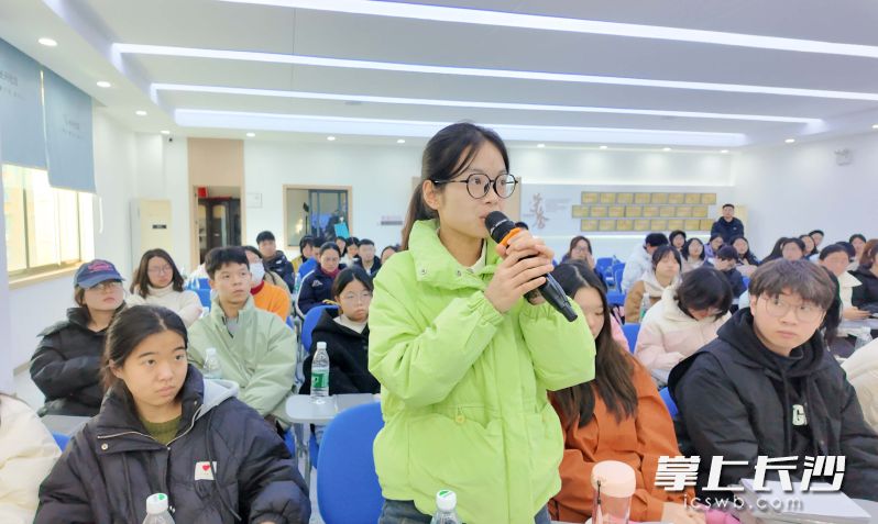听课的大学生与老师互动。 长沙晚报全媒体记者 岳霞 实习生 马文静 摄