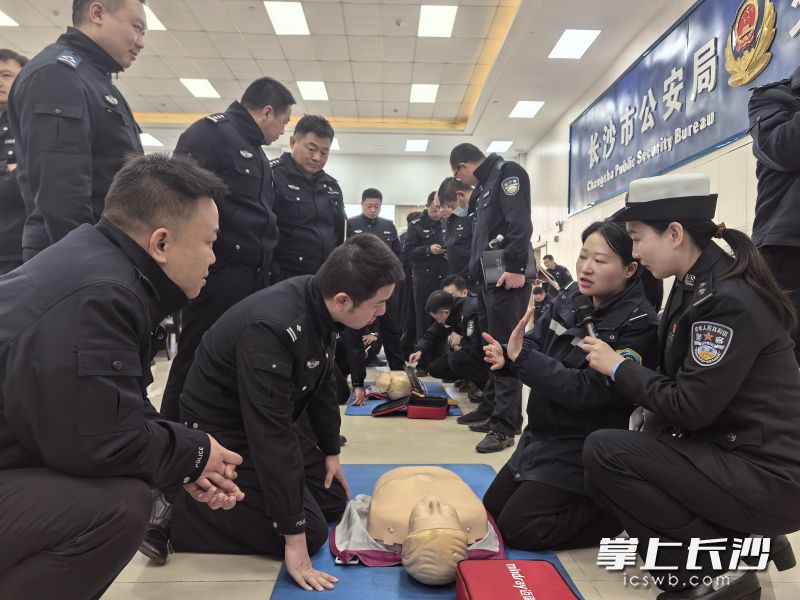活动现场，急救培训导师为民警们进行急救知识培训。通讯员供图